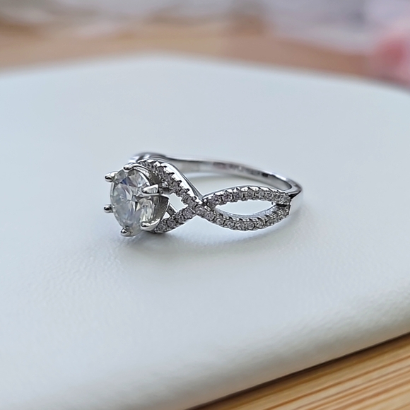 1ct Round Brilliant Moissanite Twisted Ring - Picture 2 of 8